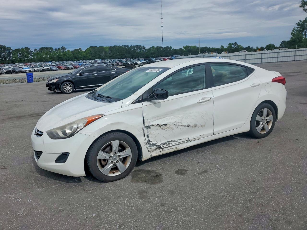 Salvage Hyundai ELANTRA Image