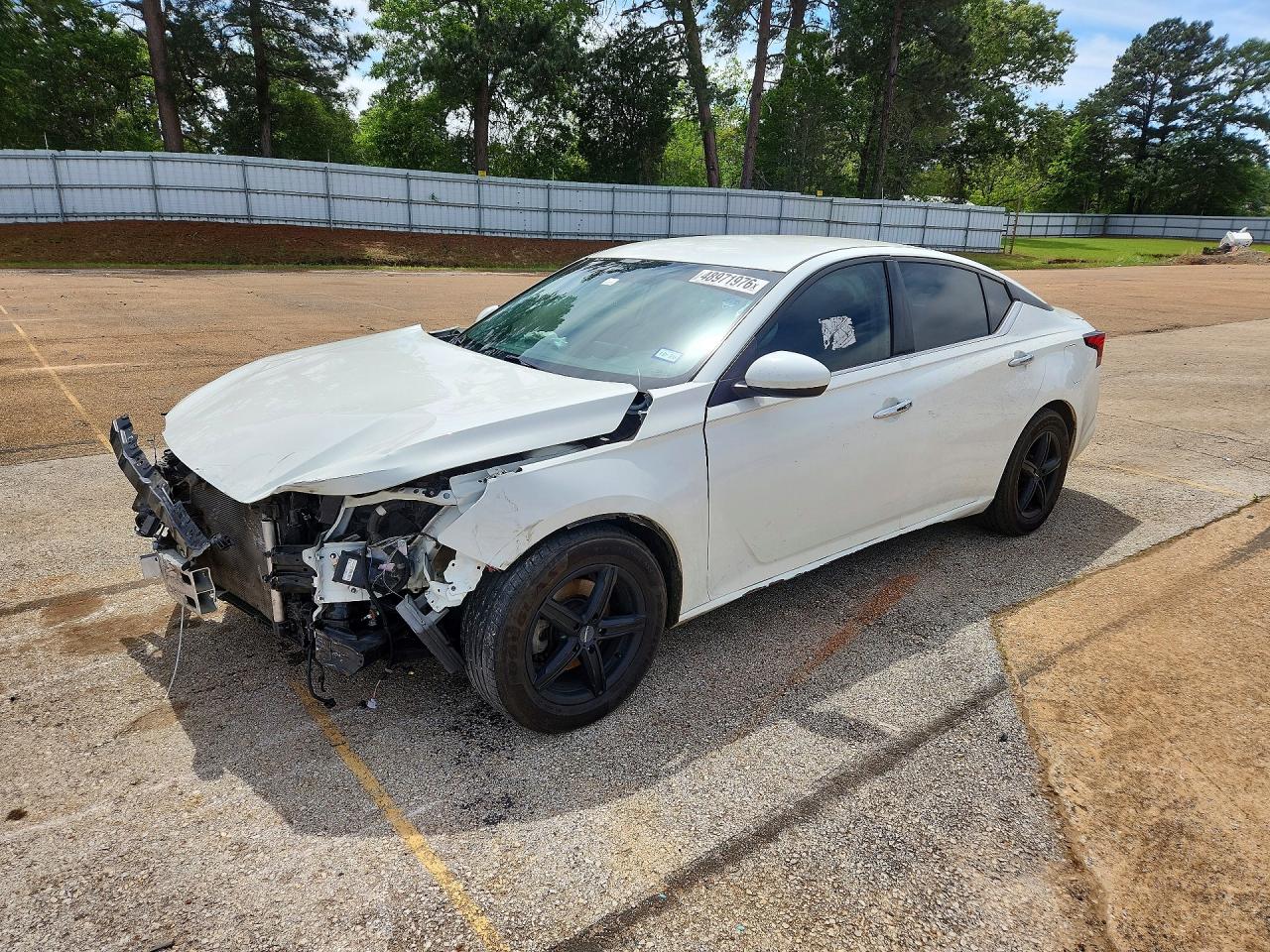Salvage Nissan Altima Image