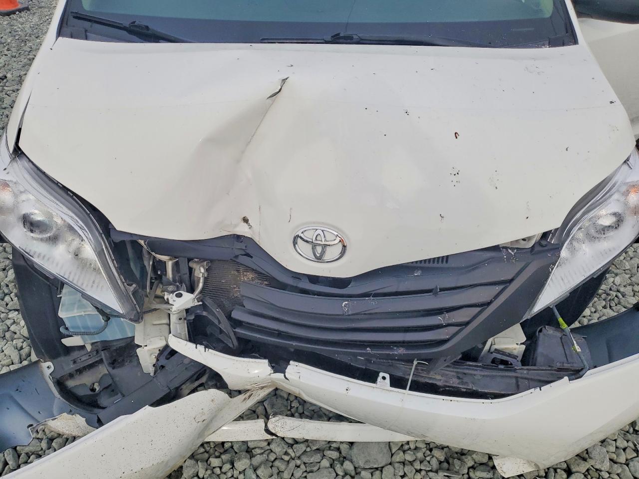 Toyota Sienna L 7-passenger
