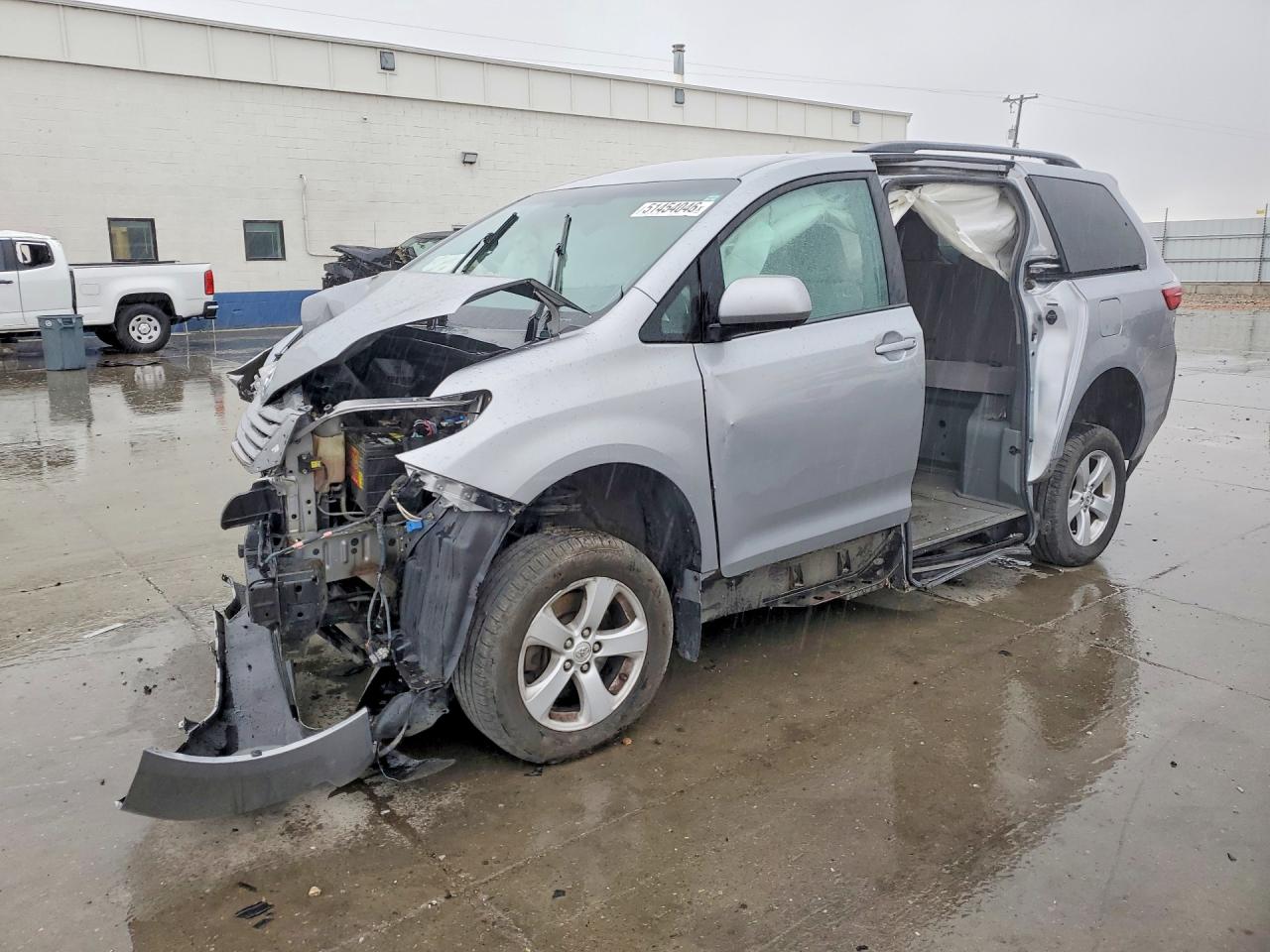 Salvage Toyota Sienna Image