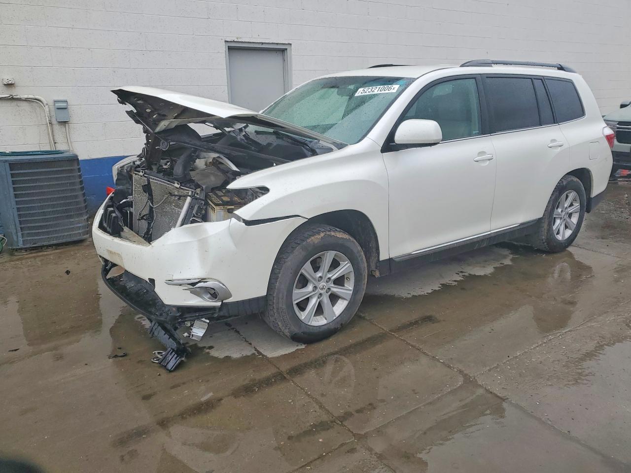 Salvage Toyota Highlander Image