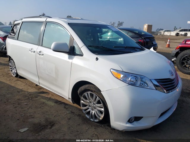 Salvage Toyota Sienna Image