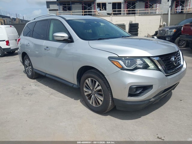 Salvage Nissan Pathfinder Image