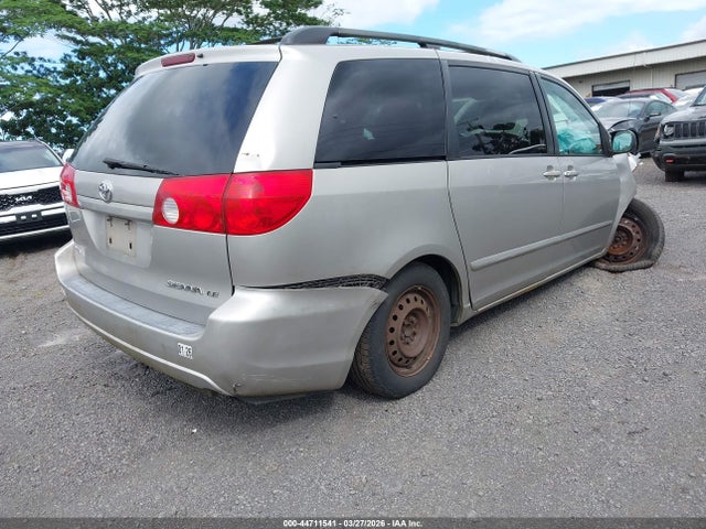 Toyota Sienna Le
