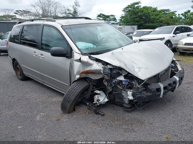 Salvage Toyota Sienna Image