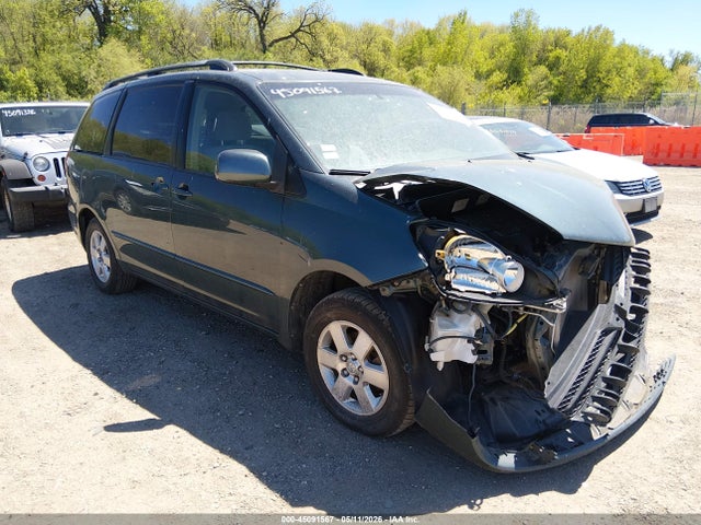 Salvage Toyota Sienna Image