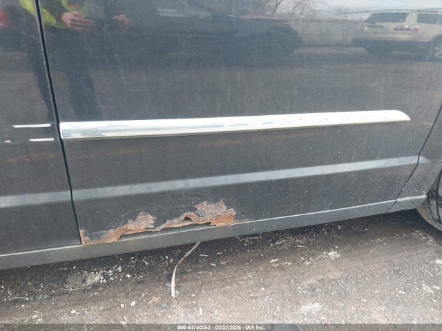 Chrysler Town & Country Touring-l