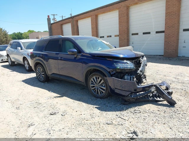 Salvage Nissan Pathfinder Image