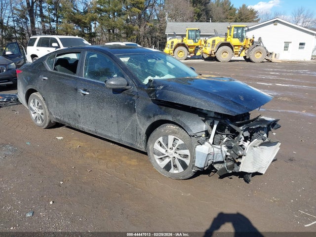 Salvage Nissan Altima Image