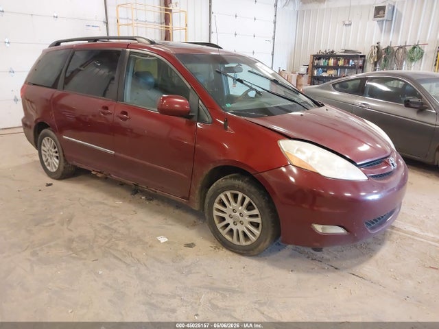 Salvage Toyota Sienna Image