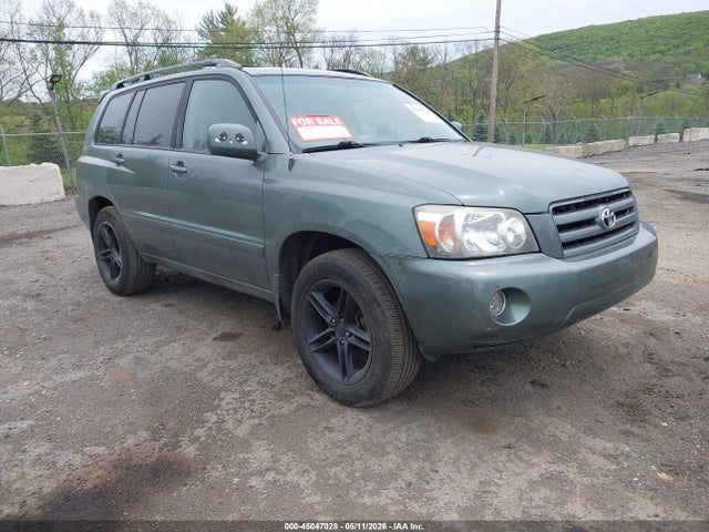 Salvage Toyota Highlander Image