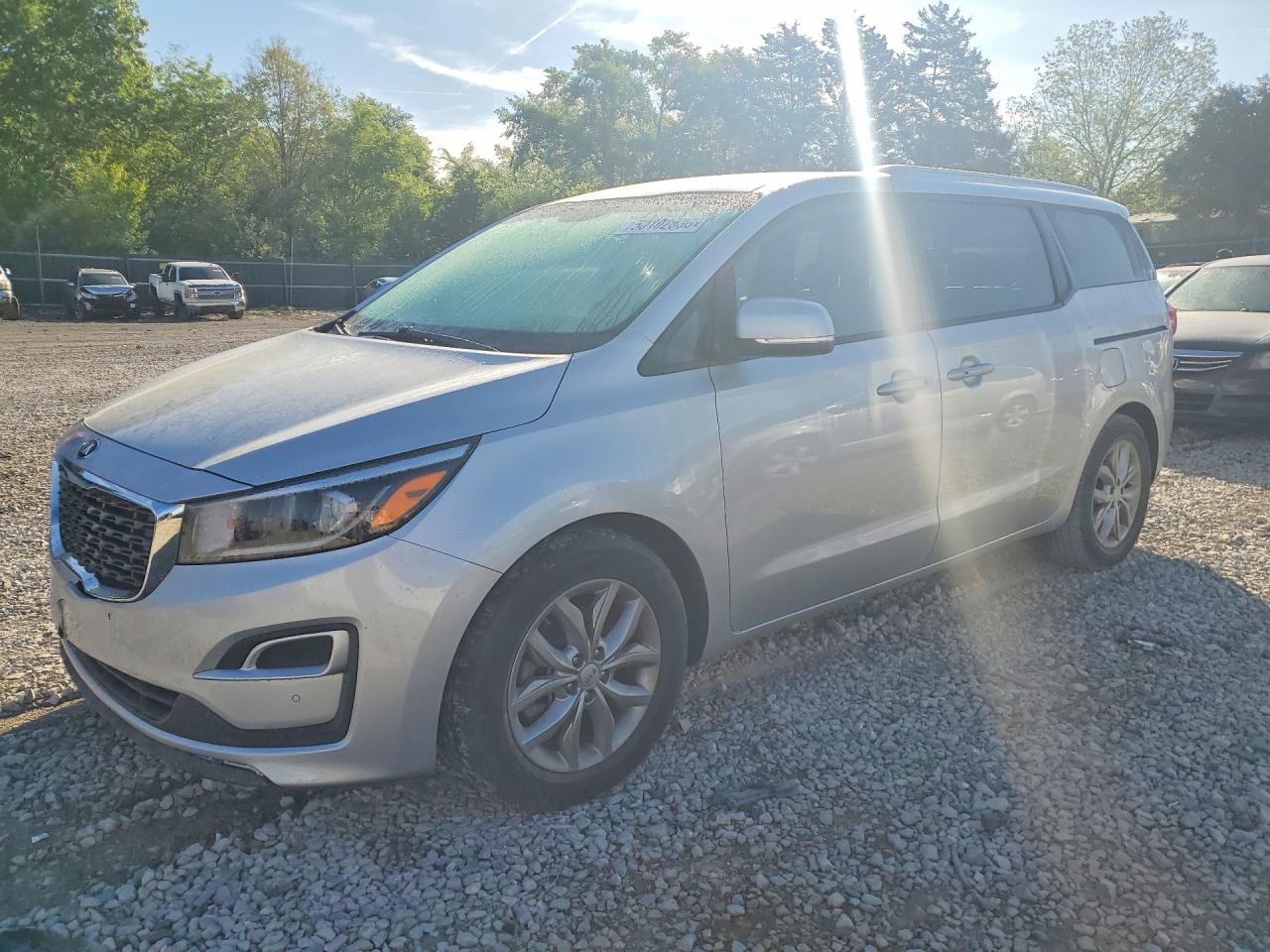 Salvage Kia Sedona Image