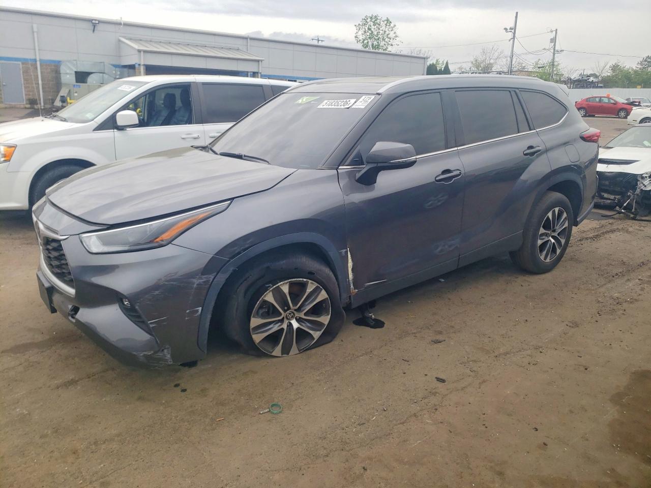 Salvage Toyota Highlander Image