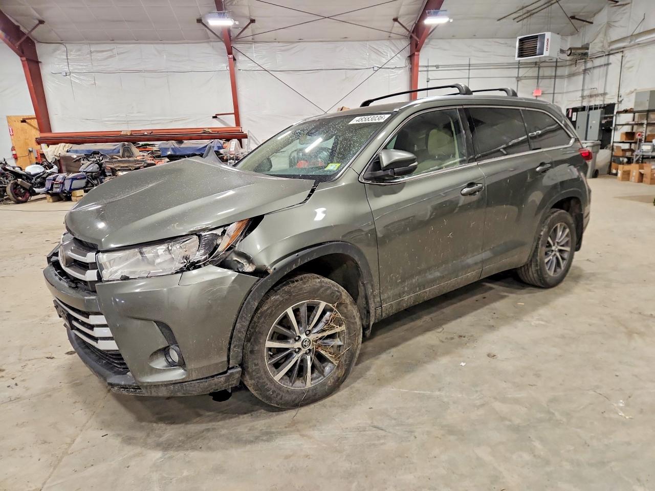 Salvage Toyota Highlander Image