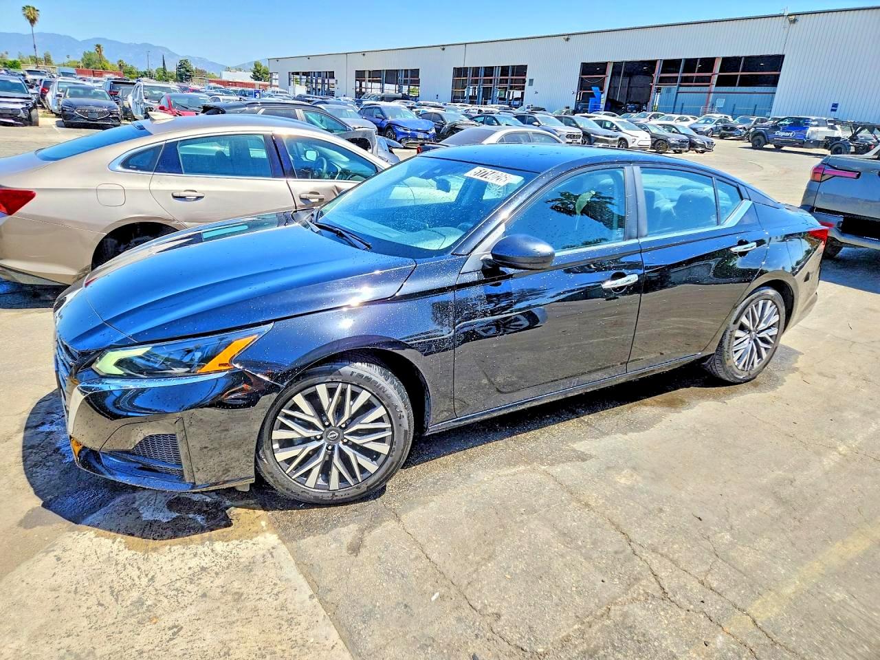 Salvage Nissan Altima Image