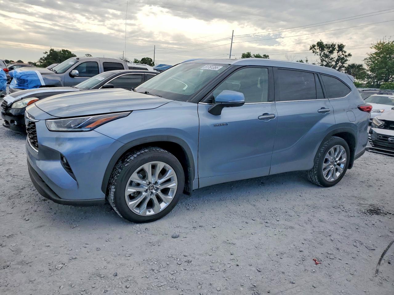 Salvage Toyota Highlander Image