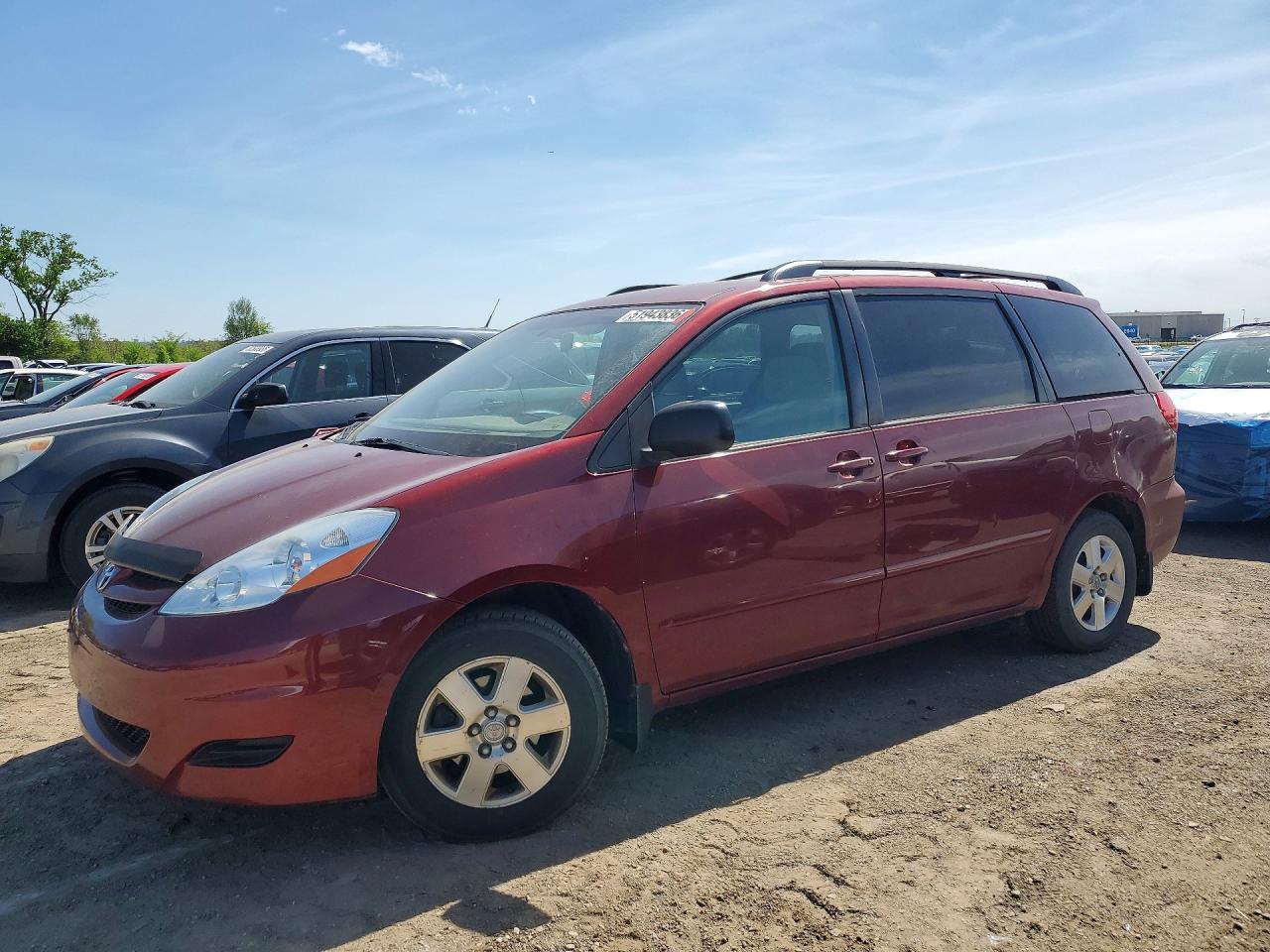 Salvage Toyota Sienna Image