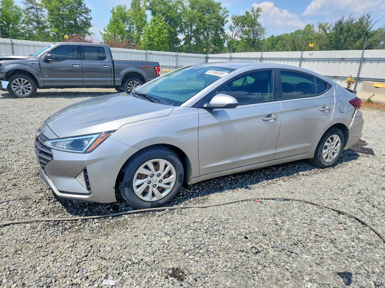 Salvage Hyundai ELANTRA Image