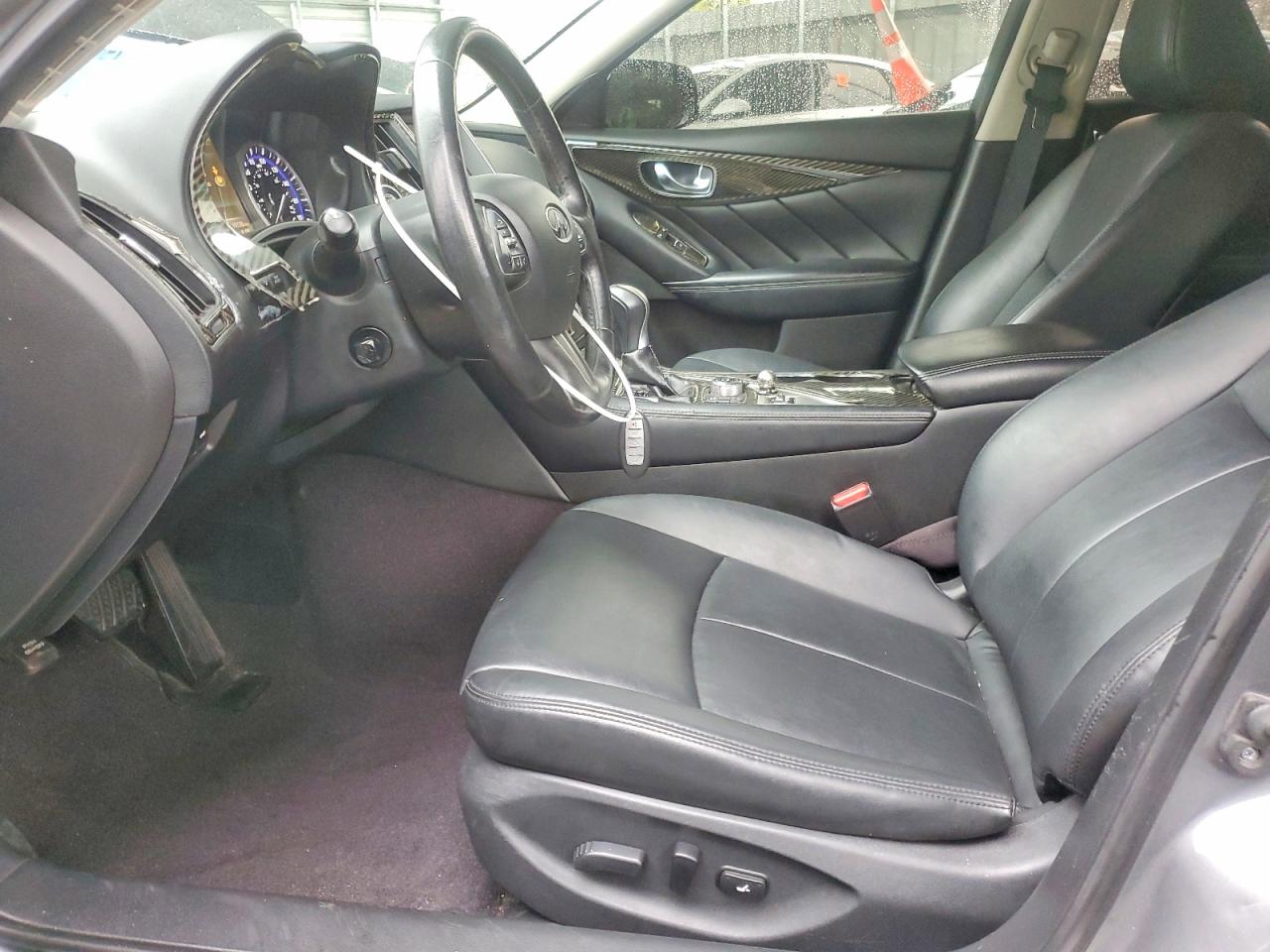 INFINITI Q50 Premium