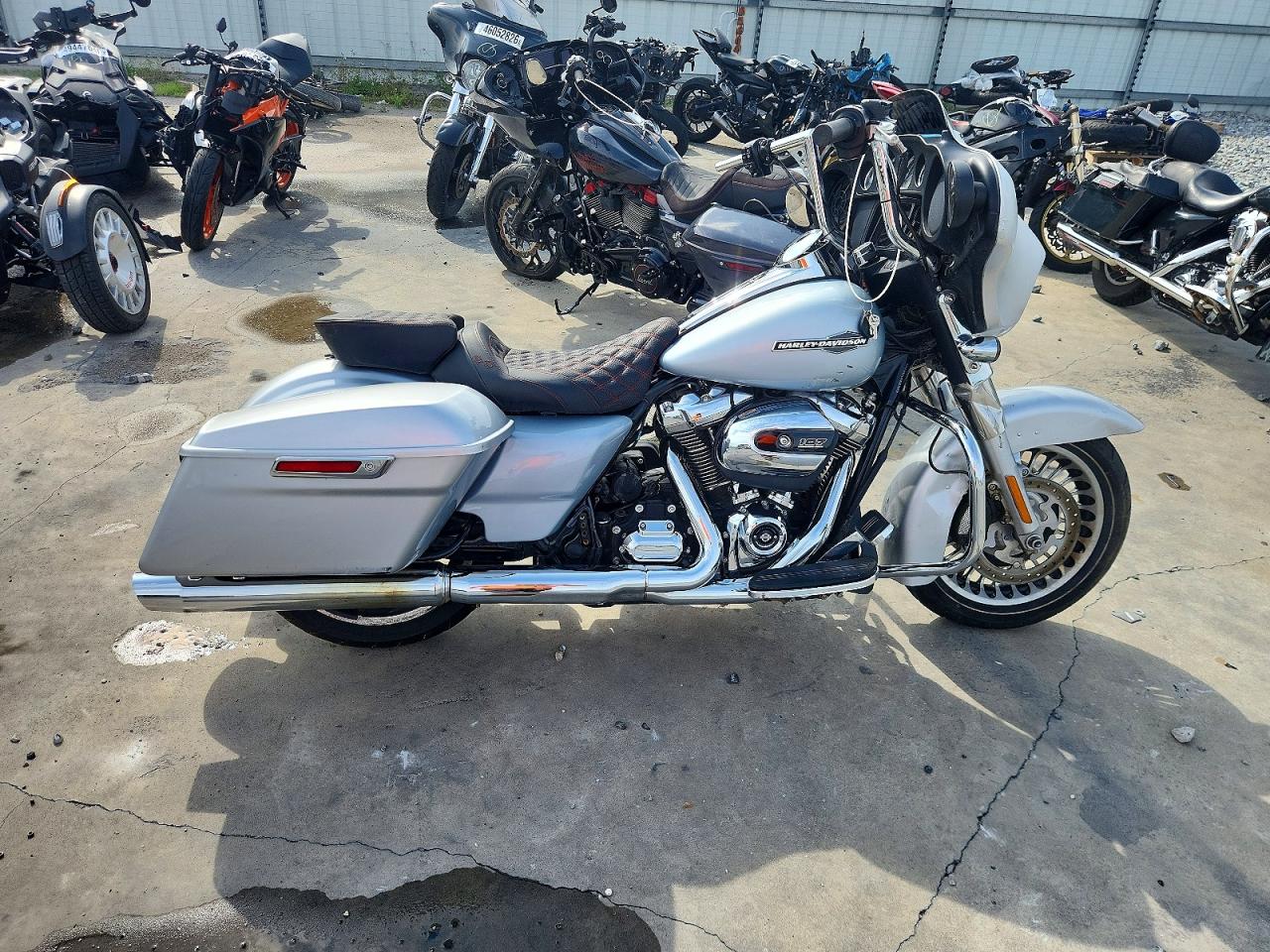 Salvage Harley-Davidson Fl Image