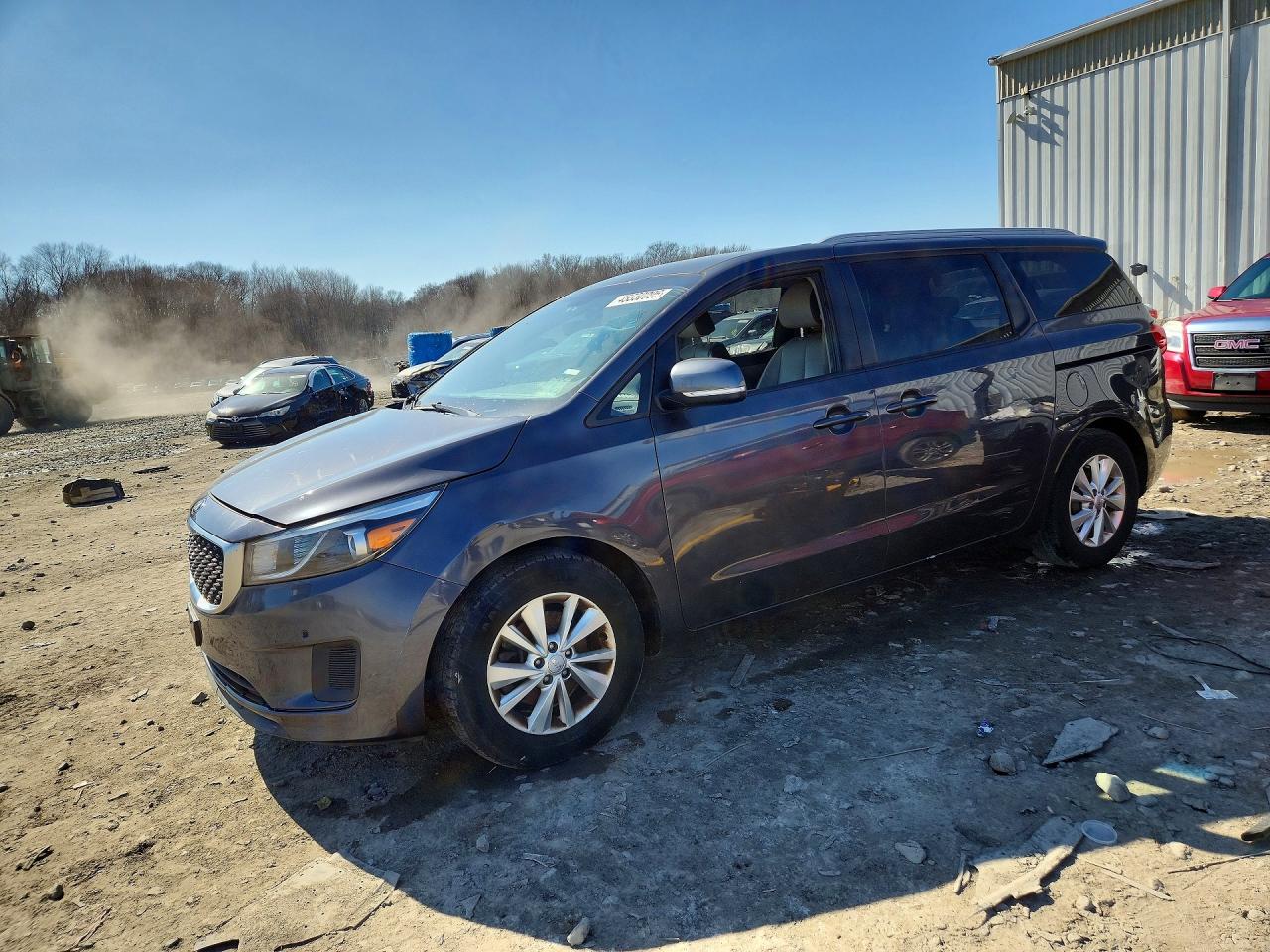 Salvage Kia Sedona Image