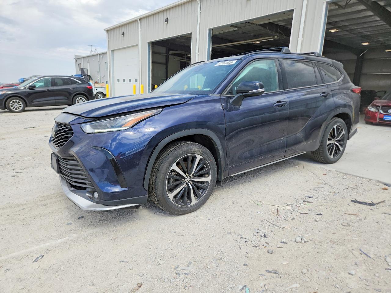 Salvage Toyota Highlander Image