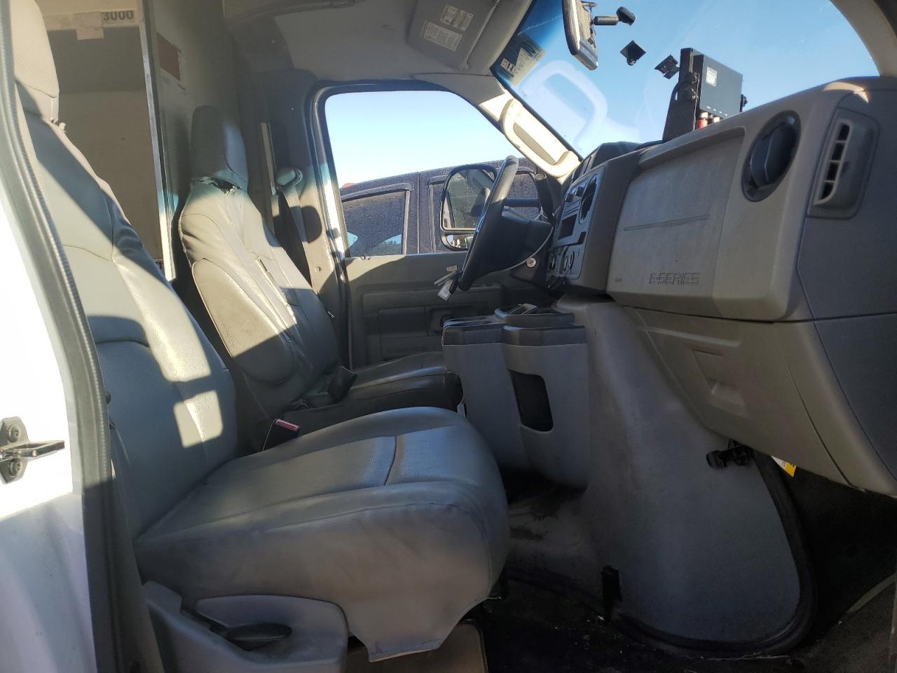 Ford Econoline E350 Super Duty Cutaway Van
