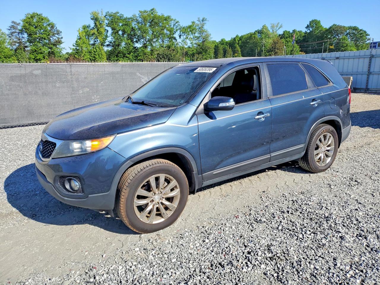 Salvage Kia Sorento Image