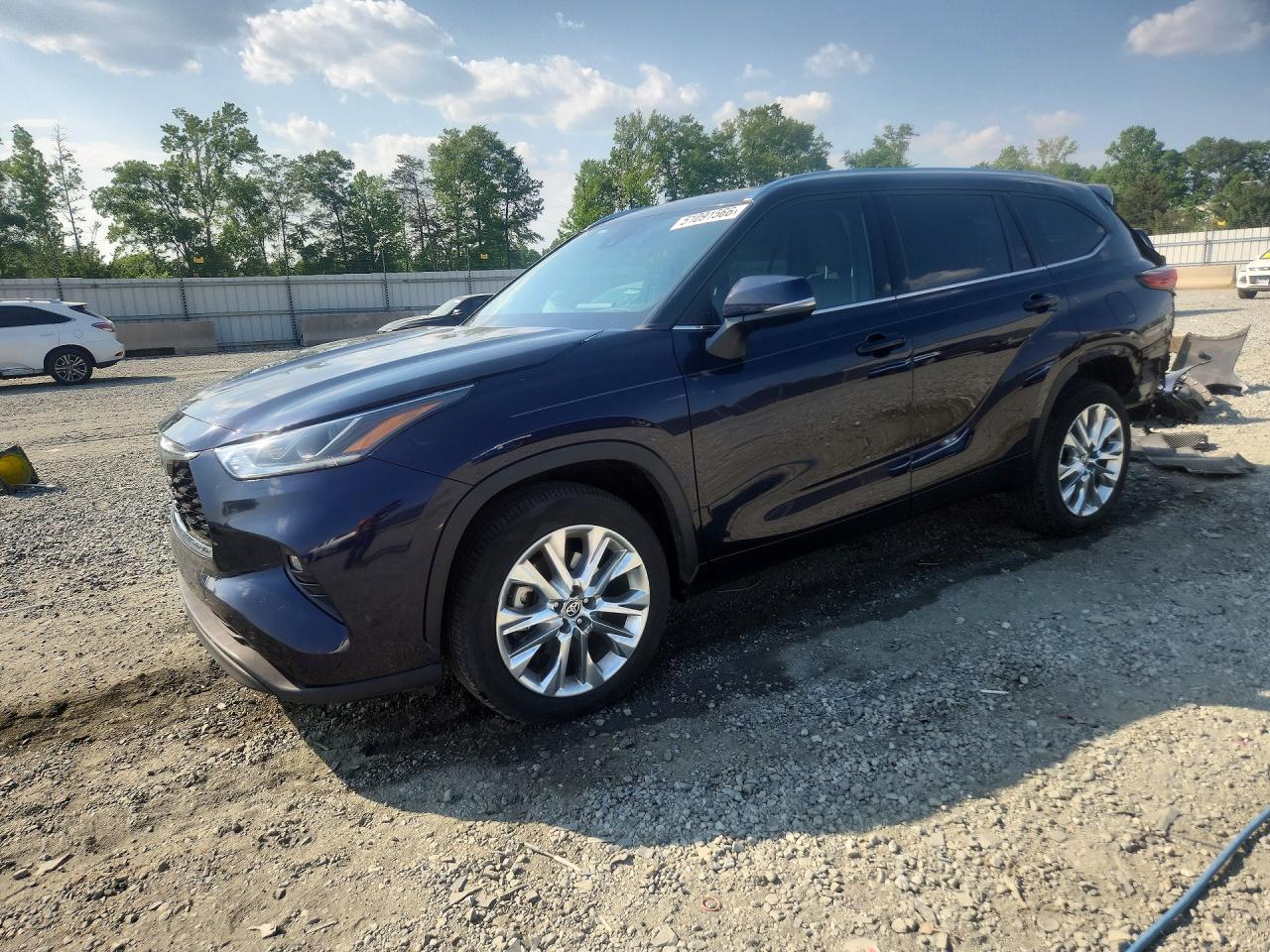 Salvage Toyota Highlander Image