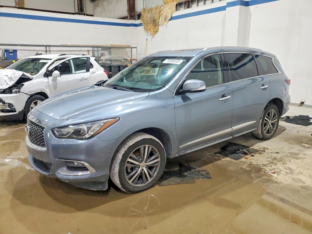 Salvage INFINITI Qx Image