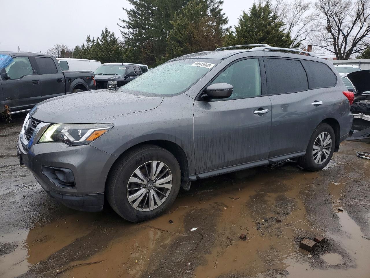 Salvage Nissan Pathfinder Image