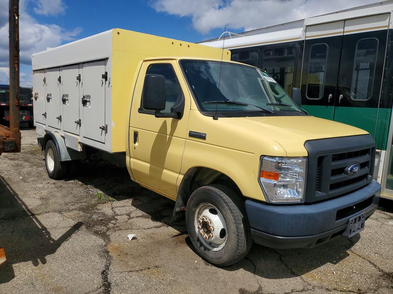 Ford Econoline E450 Super Duty Cutaway Van