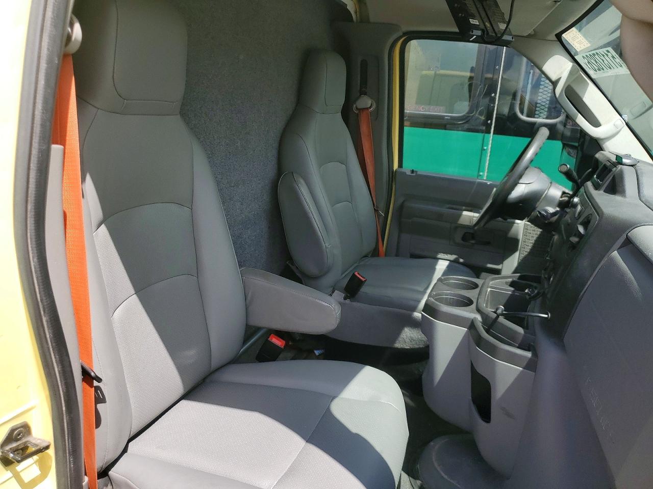 Ford Econoline E450 Super Duty Cutaway Van