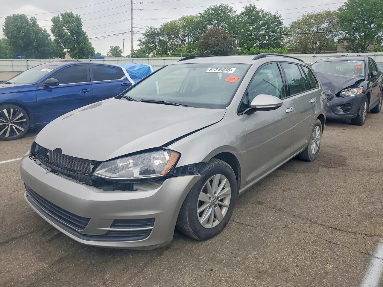 Salvage Volkswagen Golf Image