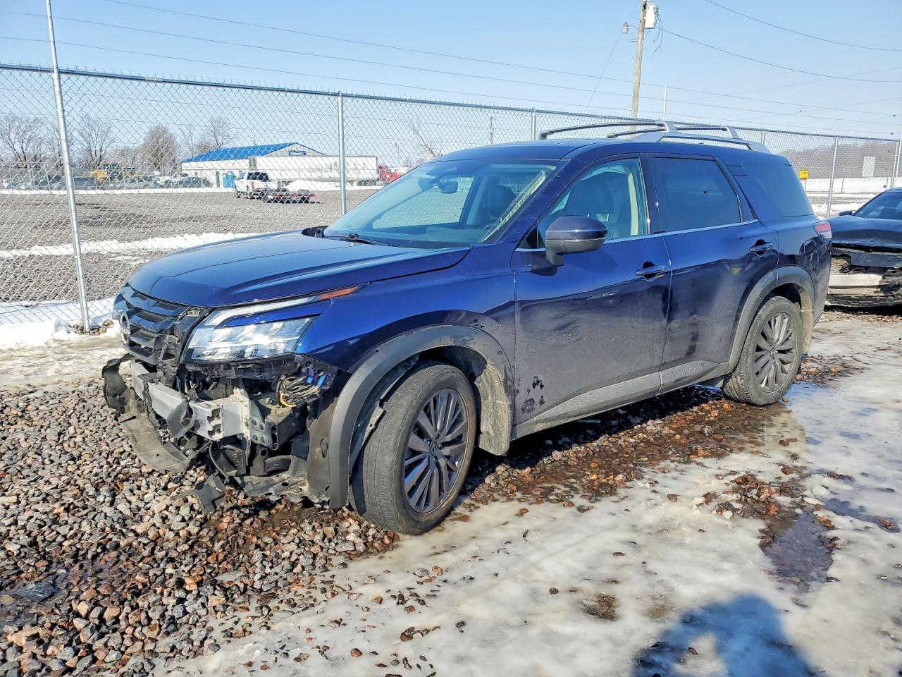 Salvage Nissan Pathfinder Image