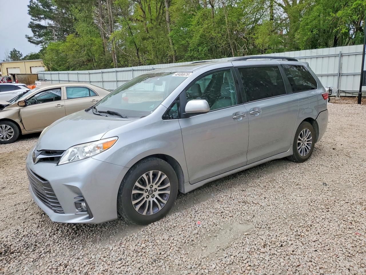 Salvage Toyota Sienna Image