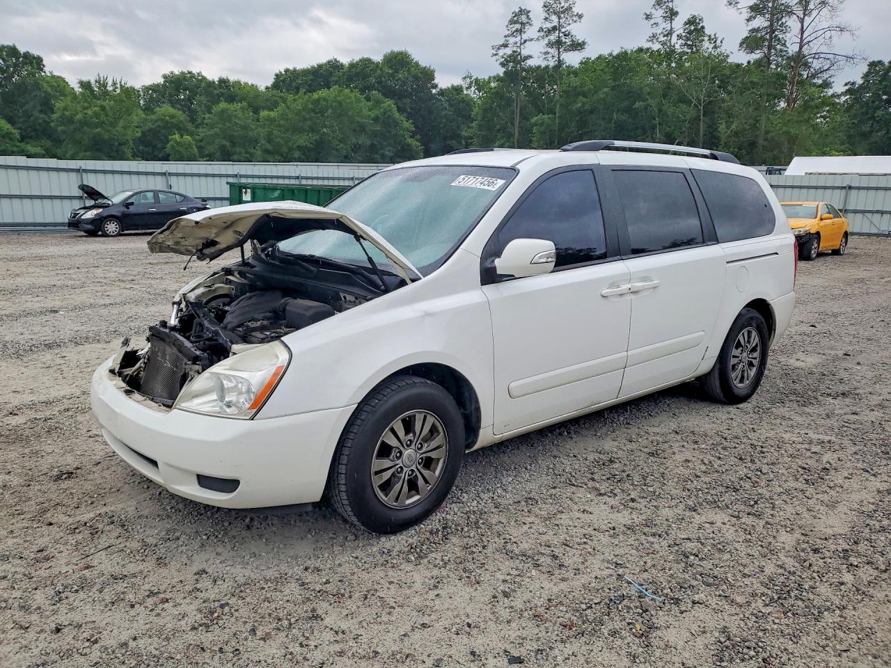 Salvage Kia Sedona Image