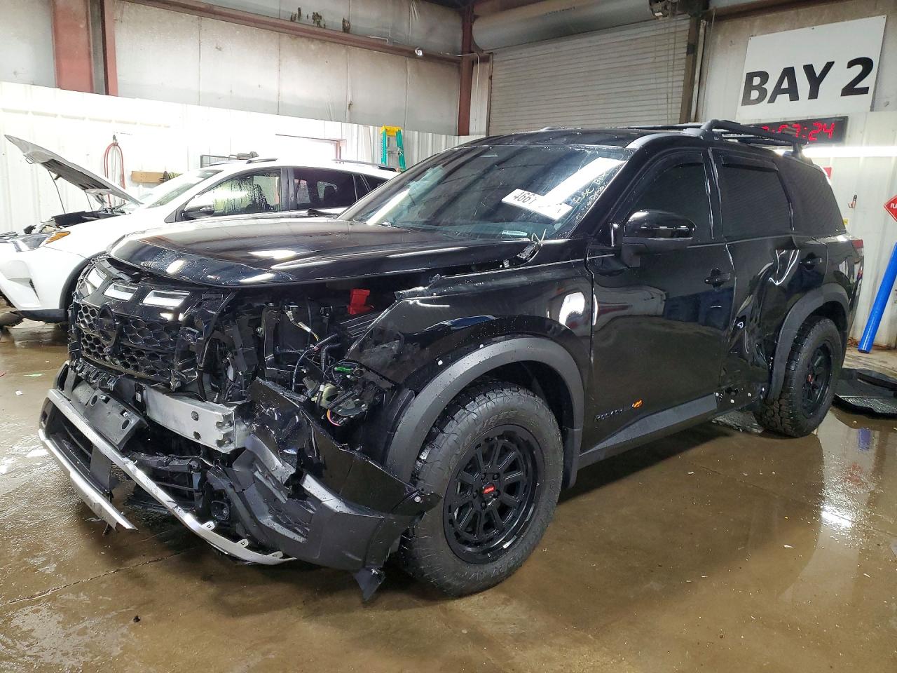 Salvage Nissan Pathfinder Image