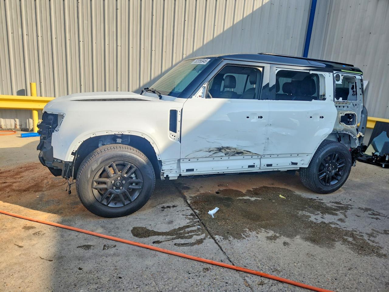 Salvage Land Rover Defender Image