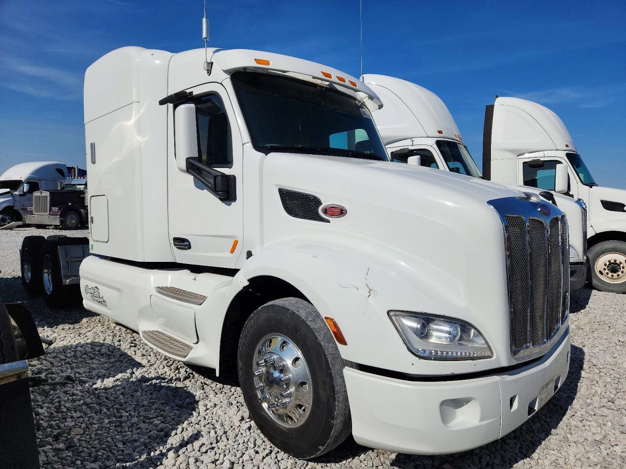 Salvage Peterbilt 579 Image