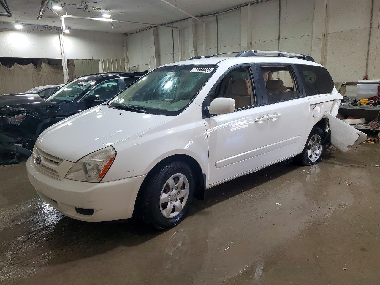 Salvage Kia Sedona Image