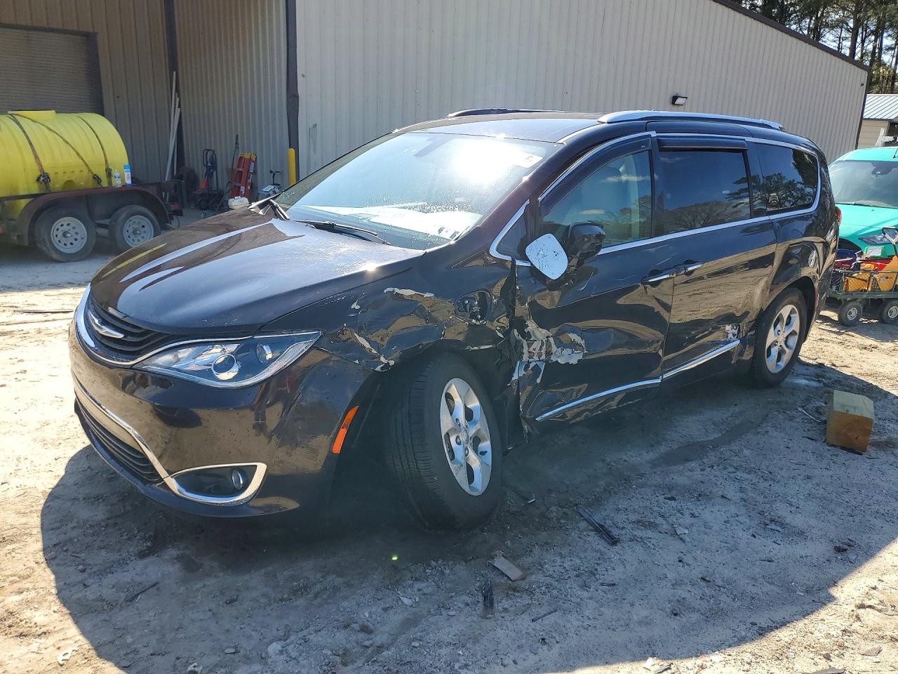 Salvage Chrysler Pacifica Image