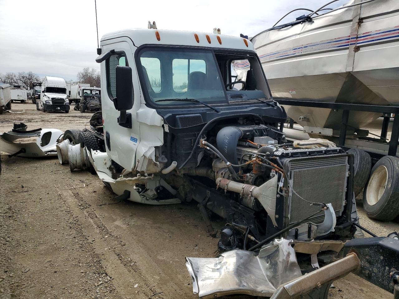 Salvage Freigliner Cascadia 125 Image