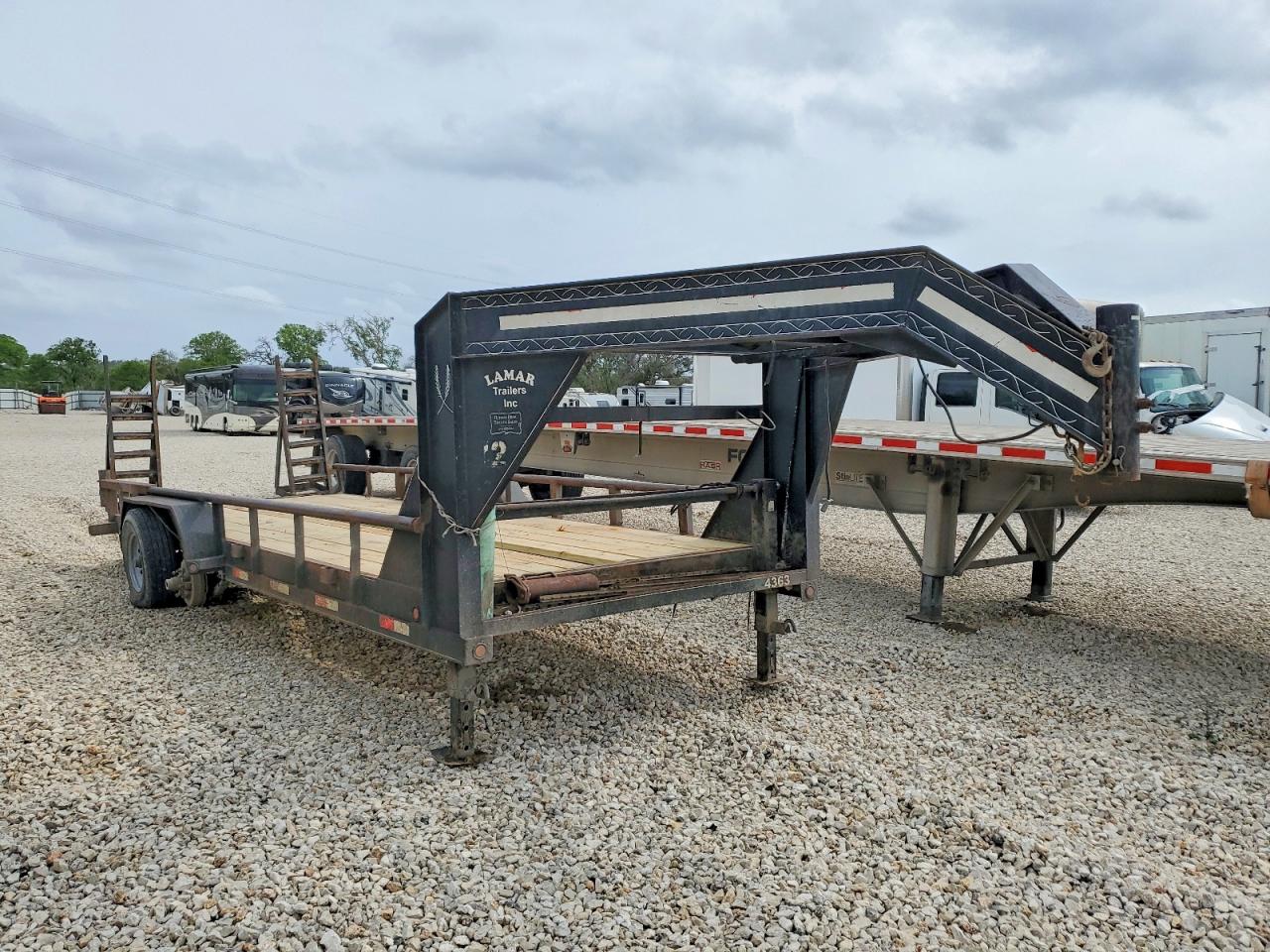Salvage Lamar Trailers Other Image