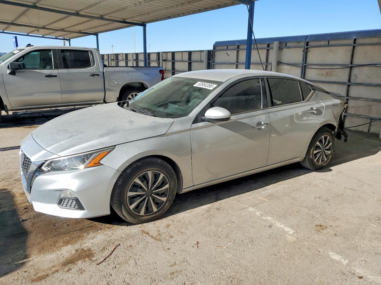 Salvage Nissan Altima Image