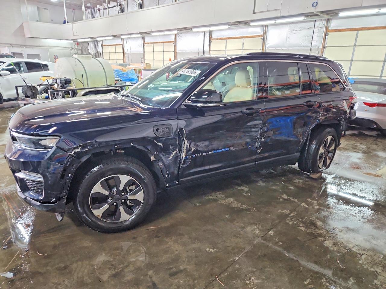 Salvage Jeep Grand Cherokee Image