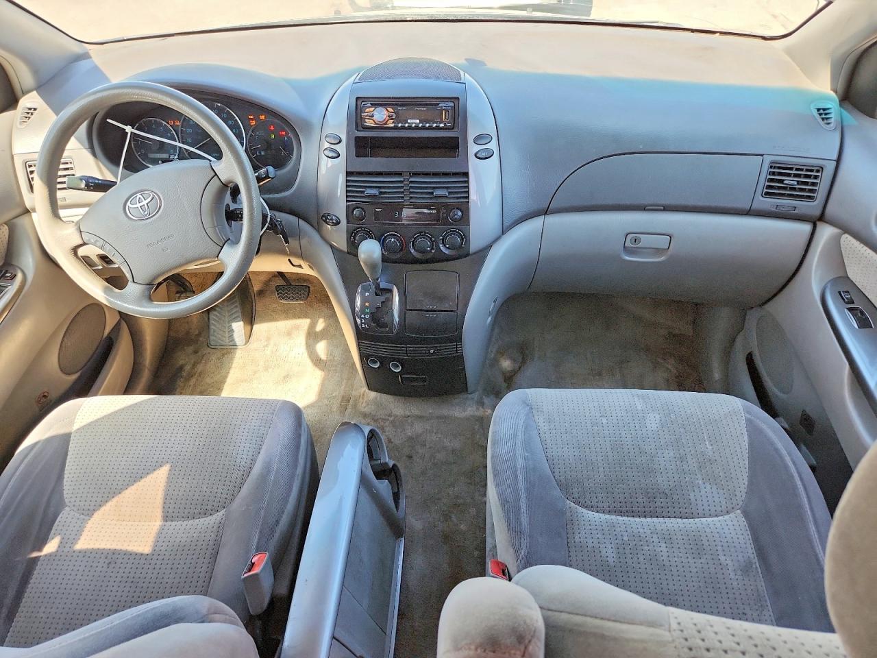 Toyota Sienna Le 8-passenger
