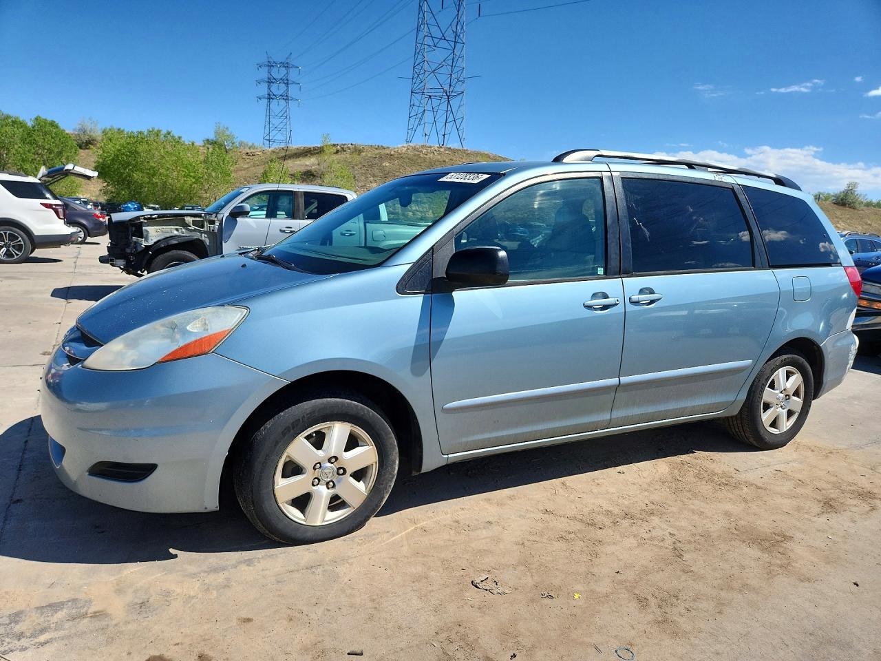 Salvage Toyota Sienna Image