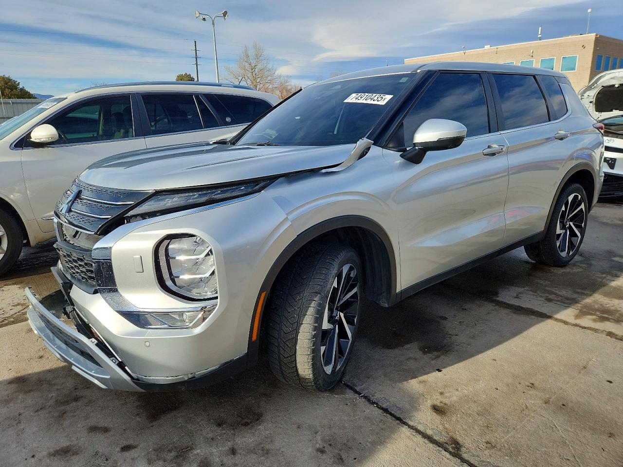 Salvage Mitsubishi Outlander Image