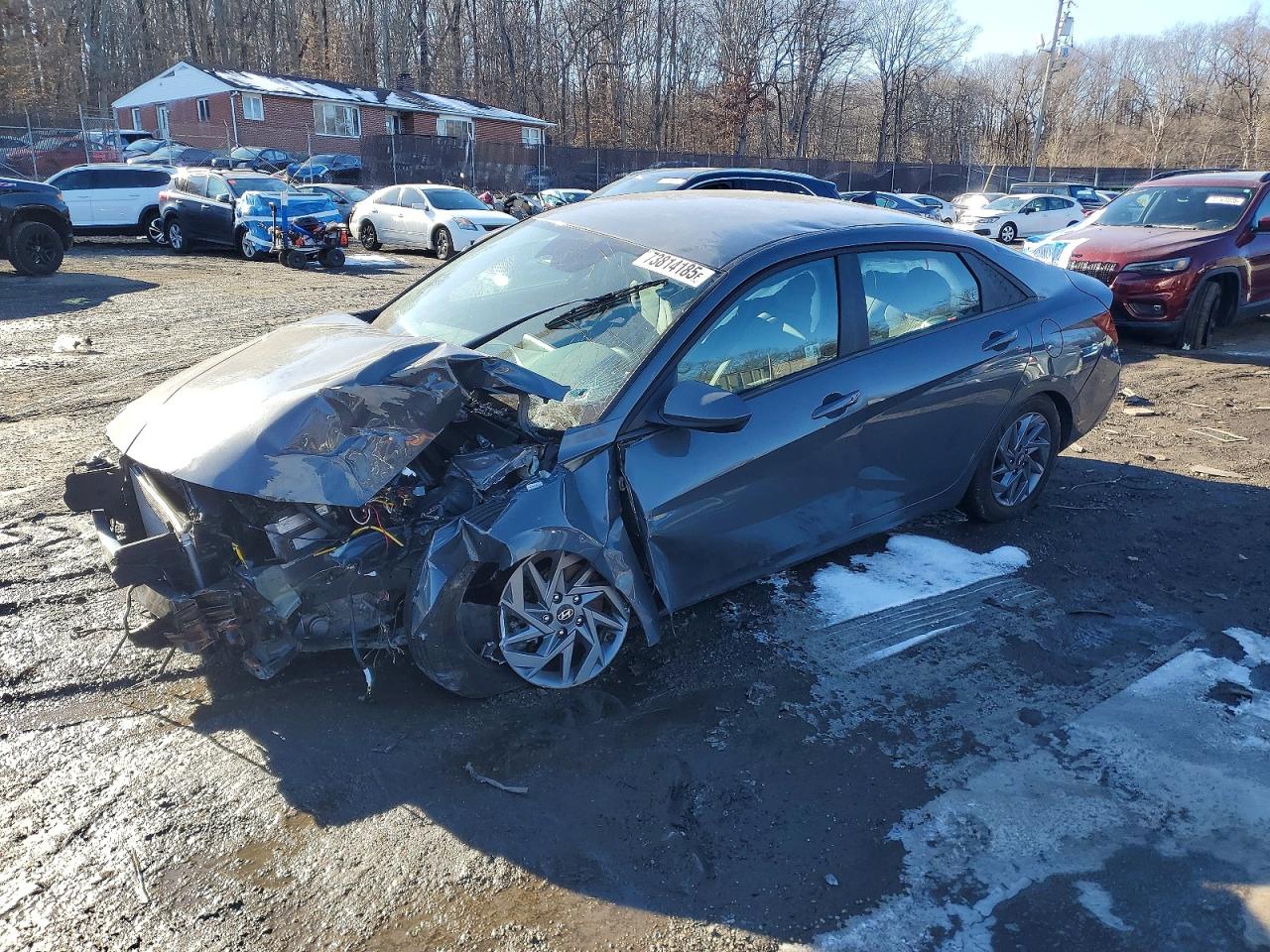 Salvage Hyundai ELANTRA Image